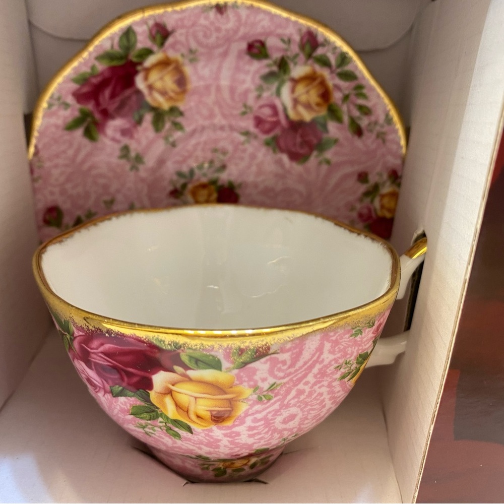 ROYAL ALBERT 🌹 vintage 2002 Pink  old country rose Teacup and Saucer New in Box